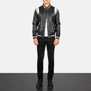 
Dantee Nero Leather Varsity Giacca in Pelle da Uomo - Vista laterale che mostra il taglio ergonomico delle maniche
