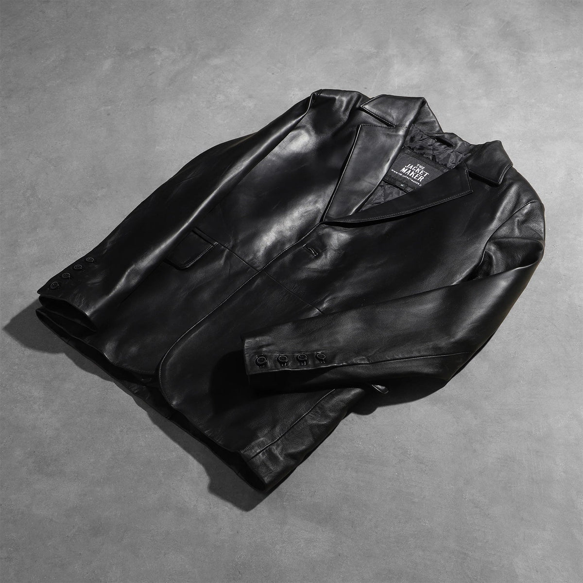 Styled Fit Perspective of Men's Daron Nero Blazer in Pelle in Pelle da Uomo on Model - Natural Daylight Drape
