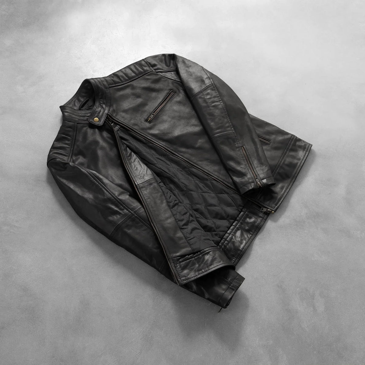 Styled Fit Perspective of Dean Nero Giacca Biker in Pelle da Uomo on Model - Natural Daylight Drape