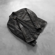 Styled Fit Perspective of Dean Nero Giacca Biker in Pelle da Uomo on Model - Natural Daylight Drape