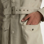 
Dettaglio ravvicinato of High neck with Belt & Snap button Hardware on Dolf Off-Bianco Giacca Scamosciata da Uomo