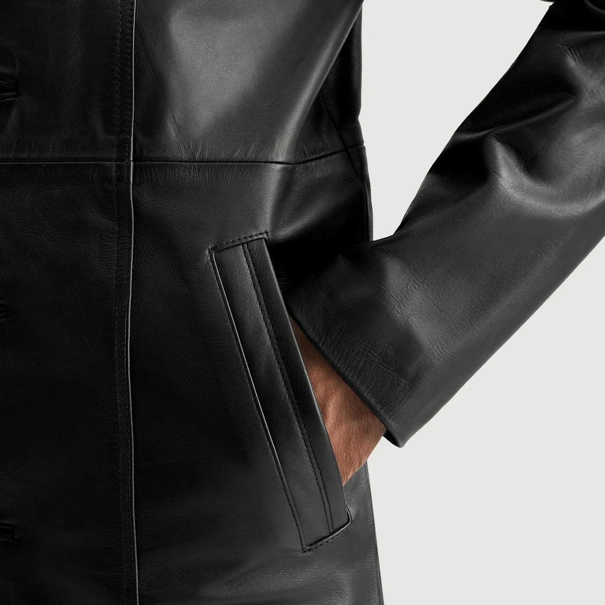 Dettaglio ravvicinato of Notch &amp; Button Hardware on Men's Don Long Nero Cappotto in Pelle da Uomo
