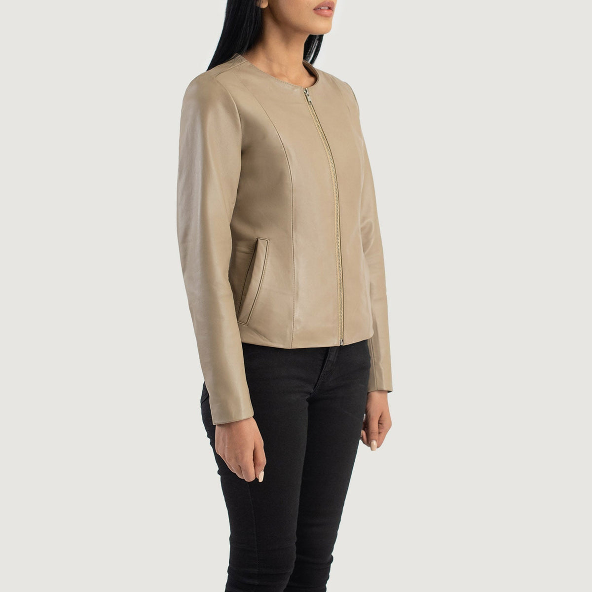 
Beige Sheepskin Leather Biker Jacket - Vista posteriore con spalle definite e orlo pulito