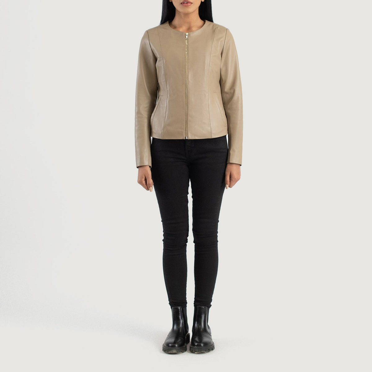 
Elixir Beige Collarless Leather Jacket - Vista laterale che mostra il taglio ergonomico delle maniche