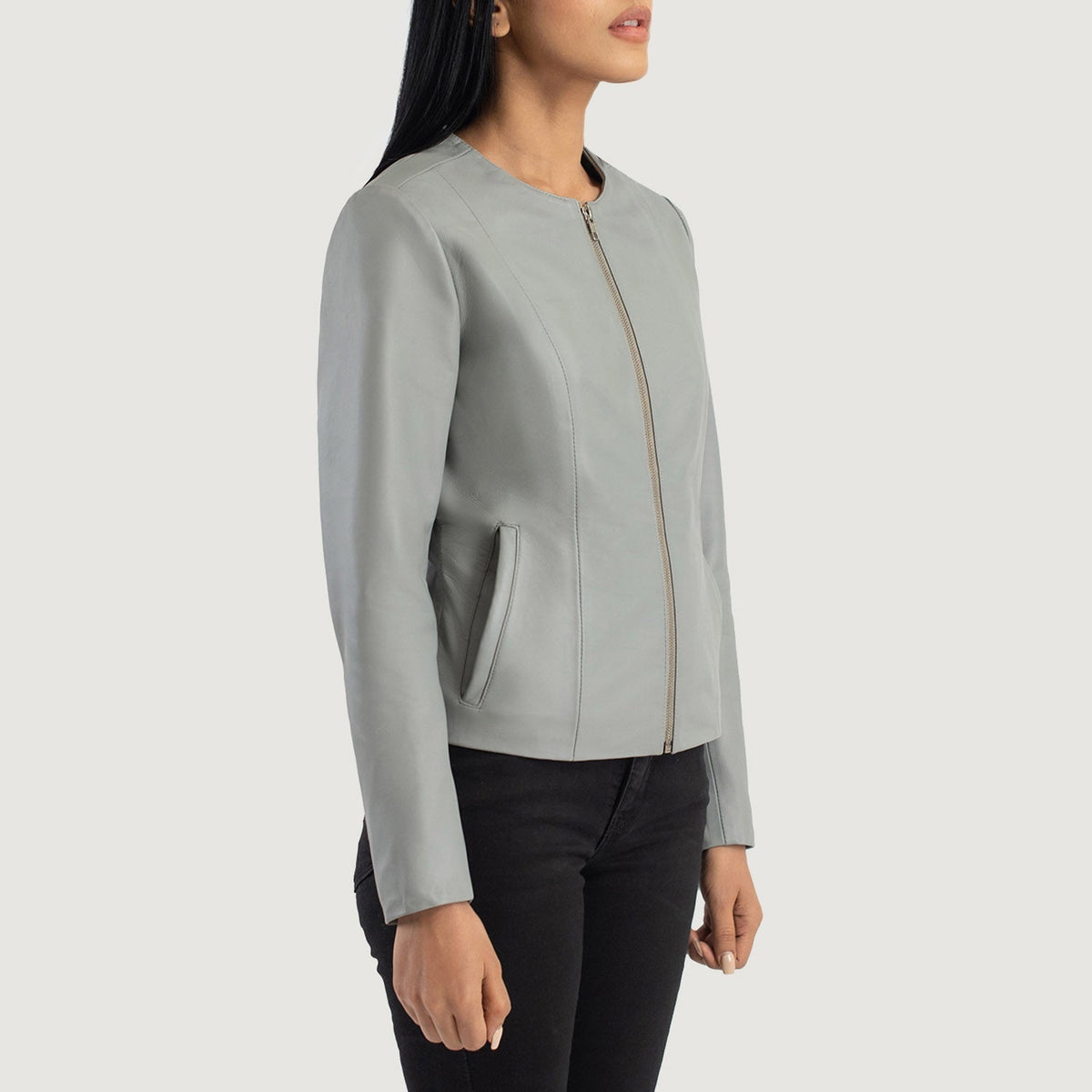 
Prospettiva indossata di Elixir Beige Collarless Leather Jacket su modello - Drappeggio naturale alla luce del giorno