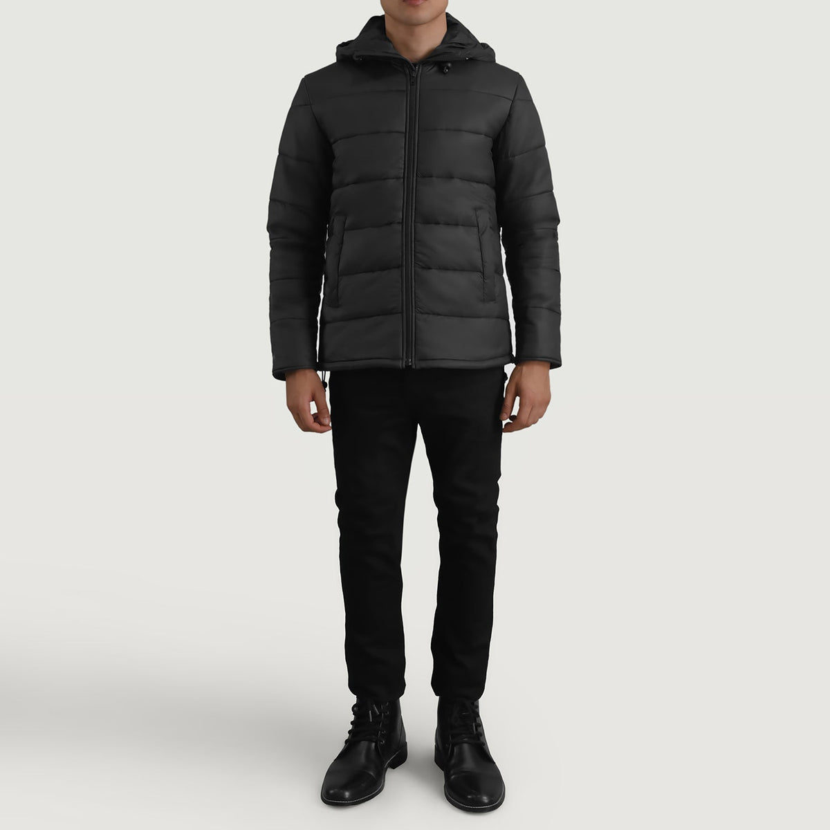 
Erico Nero Hooded Puffer Giacca in Pelle da Uomo - Vista laterale che mostra il taglio ergonomico delle maniche