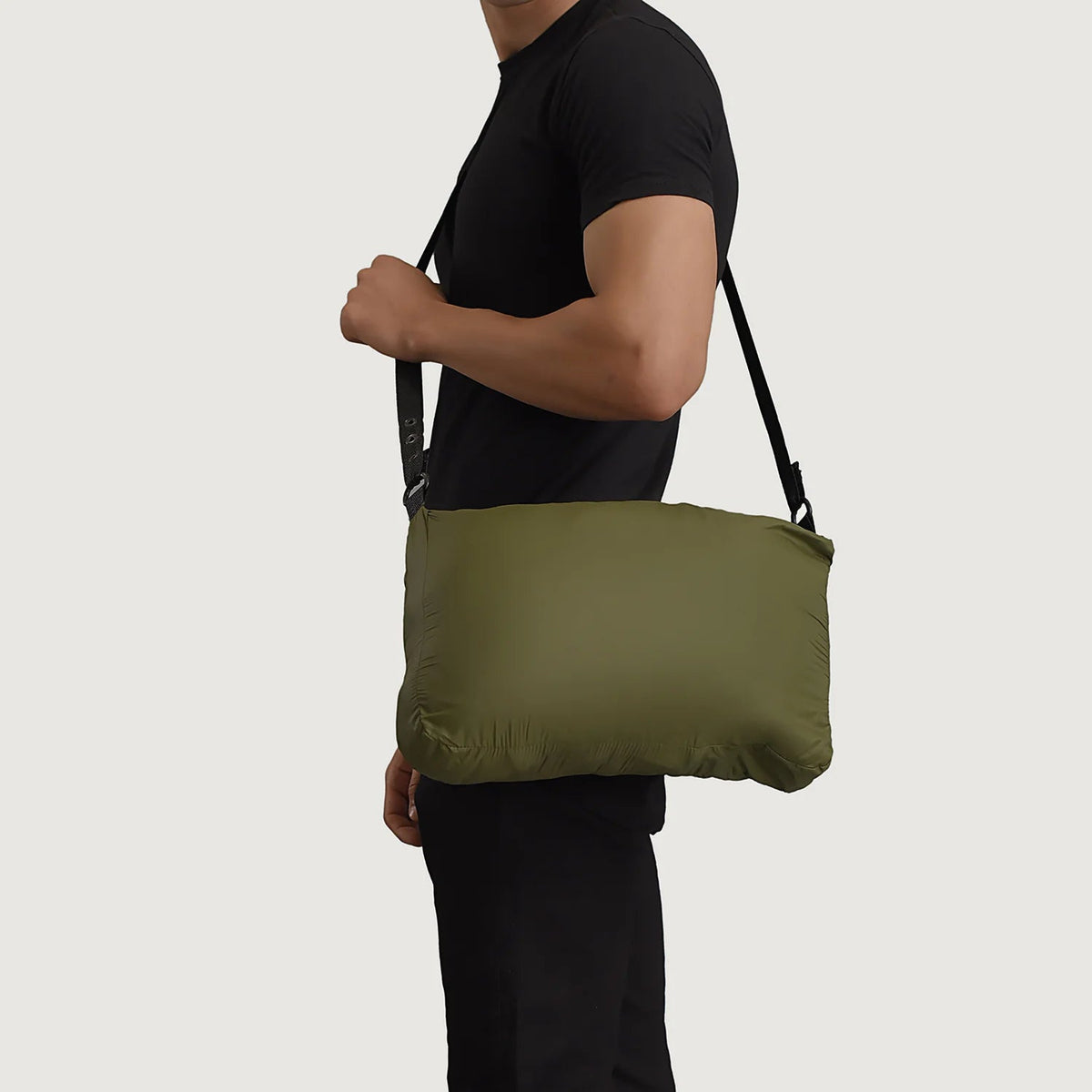 
Green Full-Grain Leather Hooded Jacket - Vista posteriore con spalle definite e orlo pulito