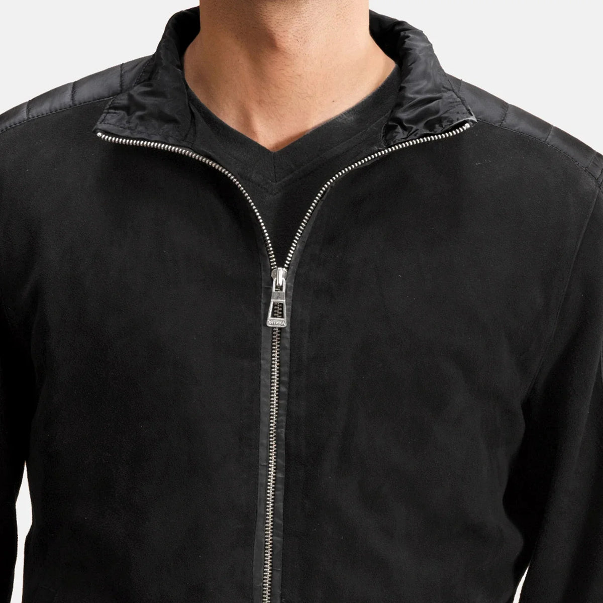 Dettaglio ravvicinato of High Neck &amp; Zipper Hardware on Men's Ethan Hybrid Suede Bomber in Pelle da Uomo