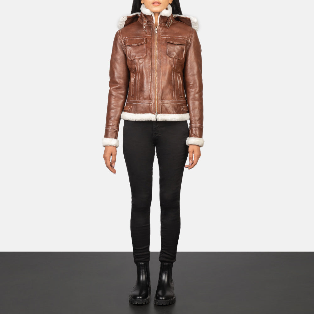 
Fiona Brown Hooded Shearling Leather Jacket - Vista laterale che mostra il taglio ergonomico delle maniche