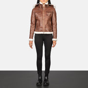 
Fiona Brown Hooded Shearling Leather Jacket - Vista laterale che mostra il taglio ergonomico delle maniche