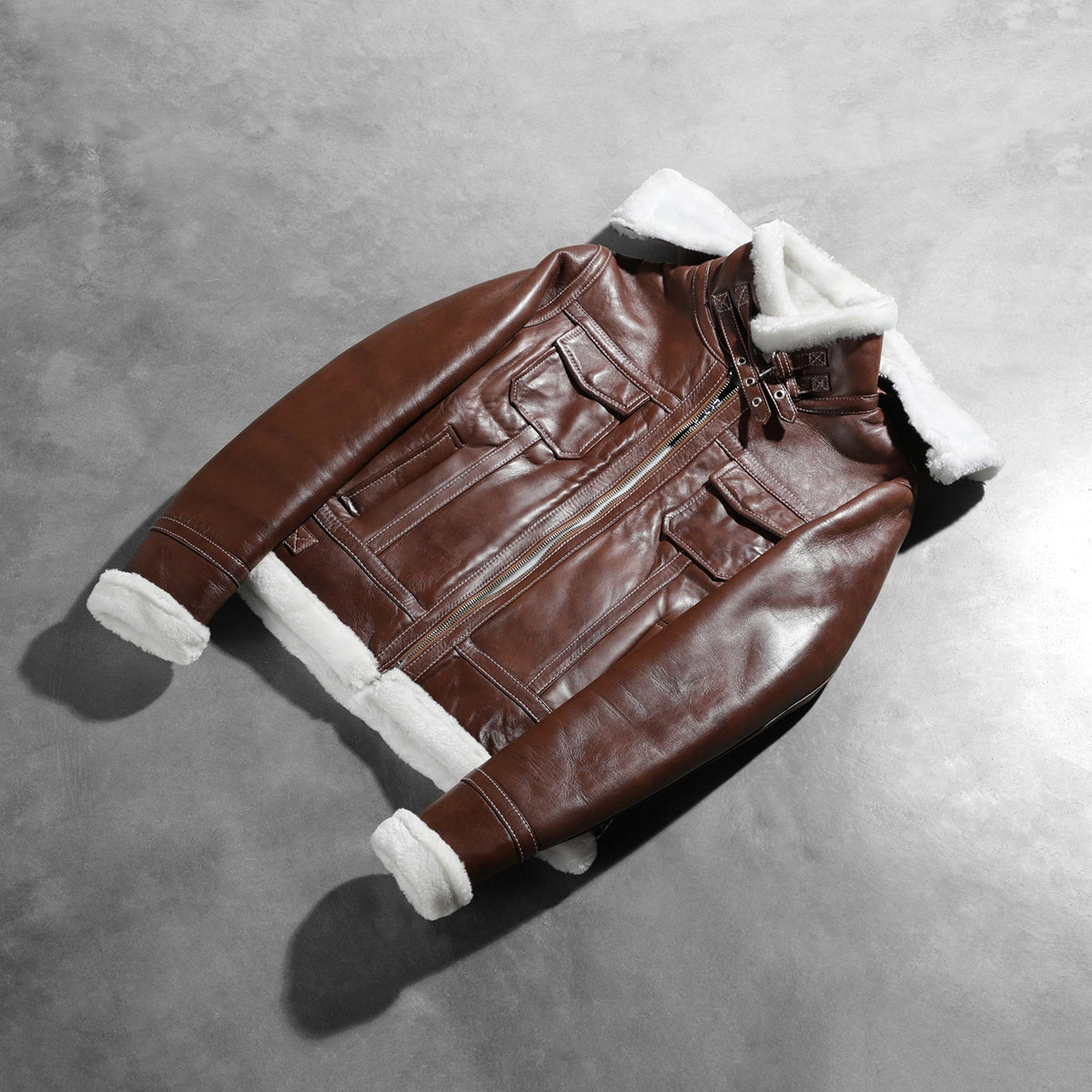 
Prospettiva indossata di Fiona Brown Hooded Shearling Leather Jacket su modello - Drappeggio naturale alla luce del giorno