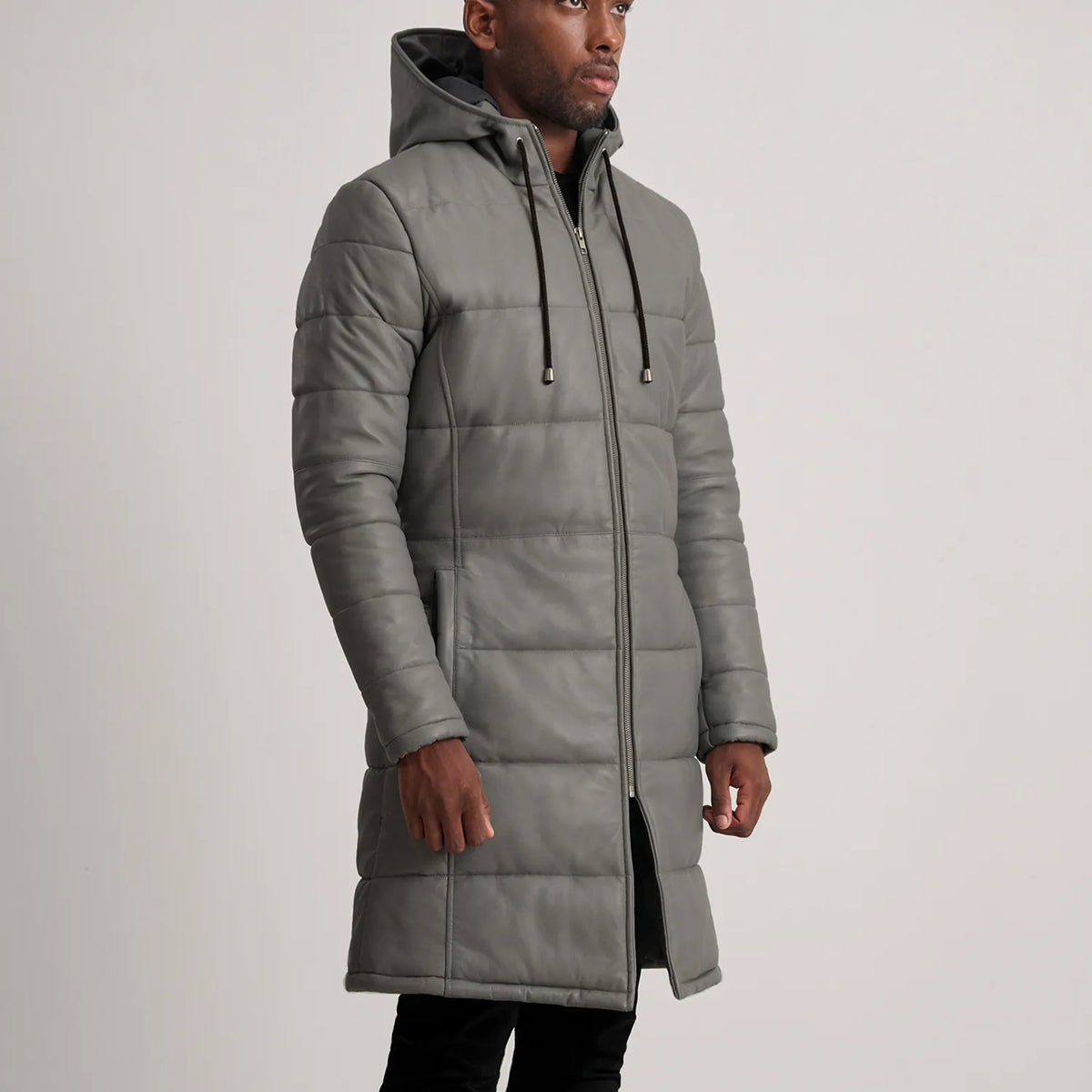 
Prospettiva indossata di Floyd Tan Hooded Leather Puffer Coat su modello - Drappeggio naturale alla luce del giorno