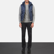 
Fuston Blu Gilet imbottito con cappuccio da Uomo - Vista laterale che mostra il taglio ergonomico delle maniche
