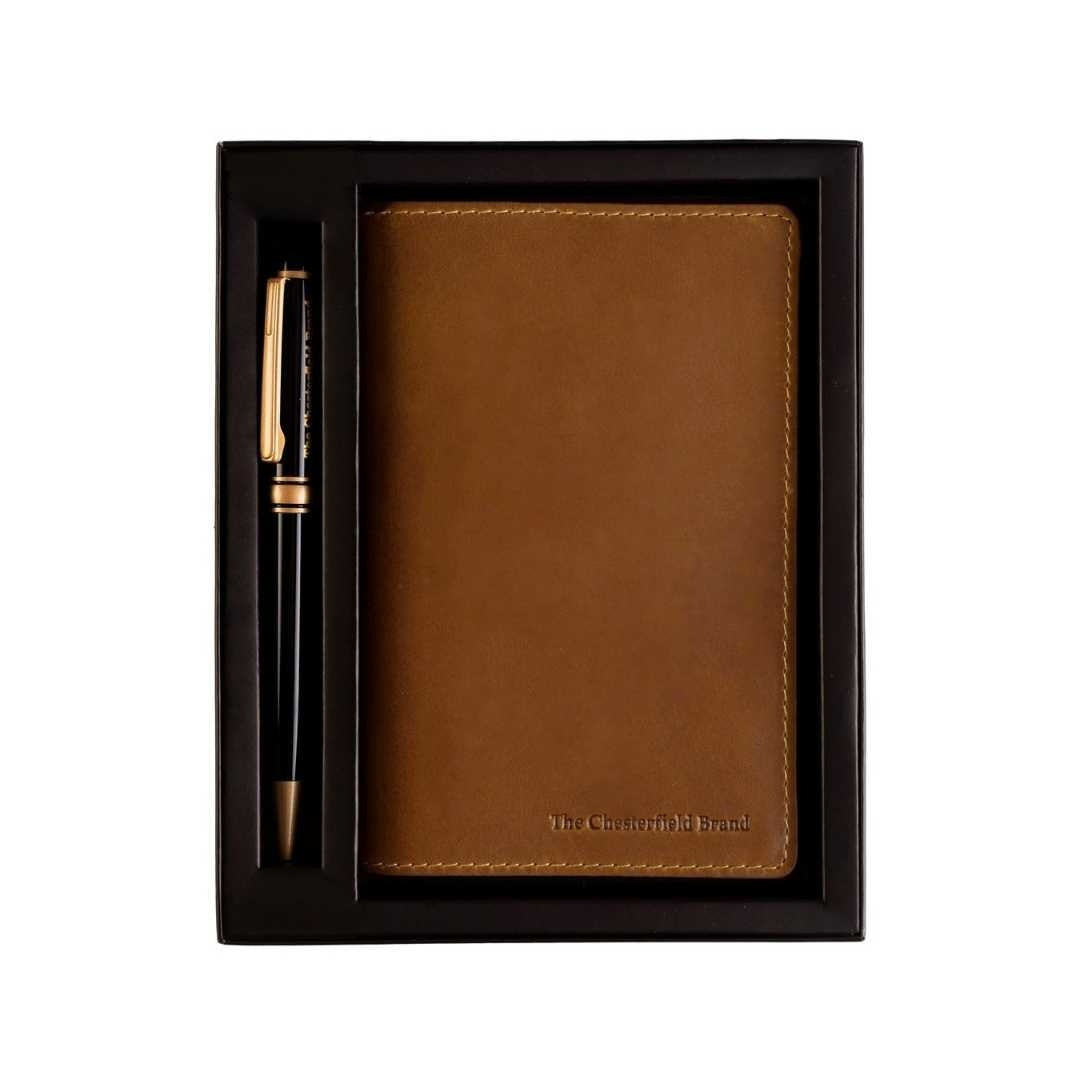 
Giftset Leather Writing Case and Pen (Passport holder) in Classic Full-Grain Leather - Vista frontale e silhouette sartoriale | Acquista online