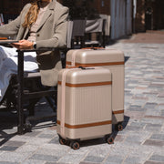 Dettaglio ravvicinato of Classic Collar &amp; Heavy-Duty Zipper Hardware on Hand Luggage Suitcase Zuna da Donna