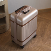 Classic 100% Full-Grain leather Goods - Vista posteriore Showing Tailored Shoulder Fit &amp; Clean Hemline