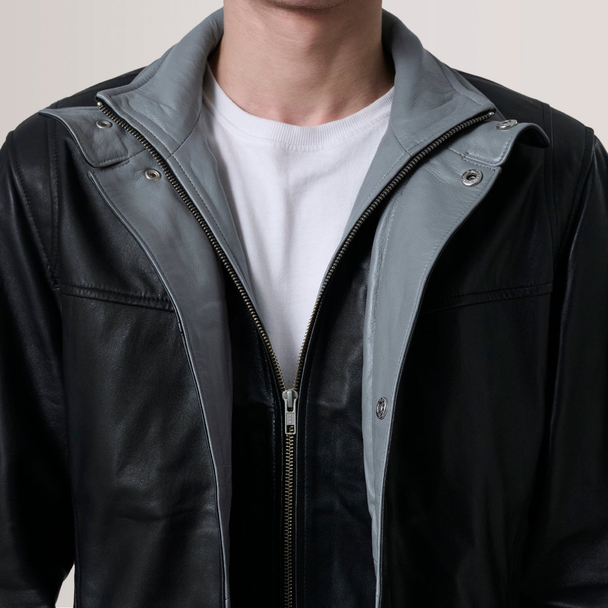 Vista interna Showing Quilted Polyester Lining &amp; Dual Inside Utility Storage Pockets