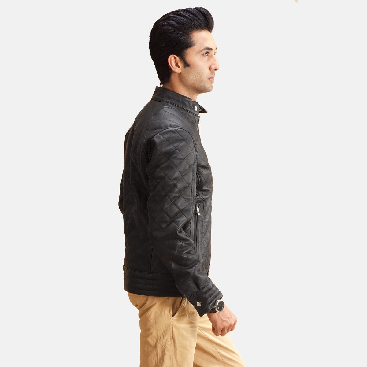 Black Sheepskin Leather Biker Jacket - Vista posteriore Showing Tailored Shoulder Fit &amp; Clean Hemline