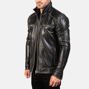 Black Cowhide Leather Biker Jacket - Vista posteriore Showing Tailored Shoulder Fit &amp; Clean Hemline
