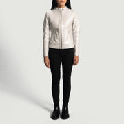 
Dettaglio ravvicinato del cinturino con bottone a scatto & zip su Ice Maiden Silver Trapuntato Giacca Biker in Pelle da Donna