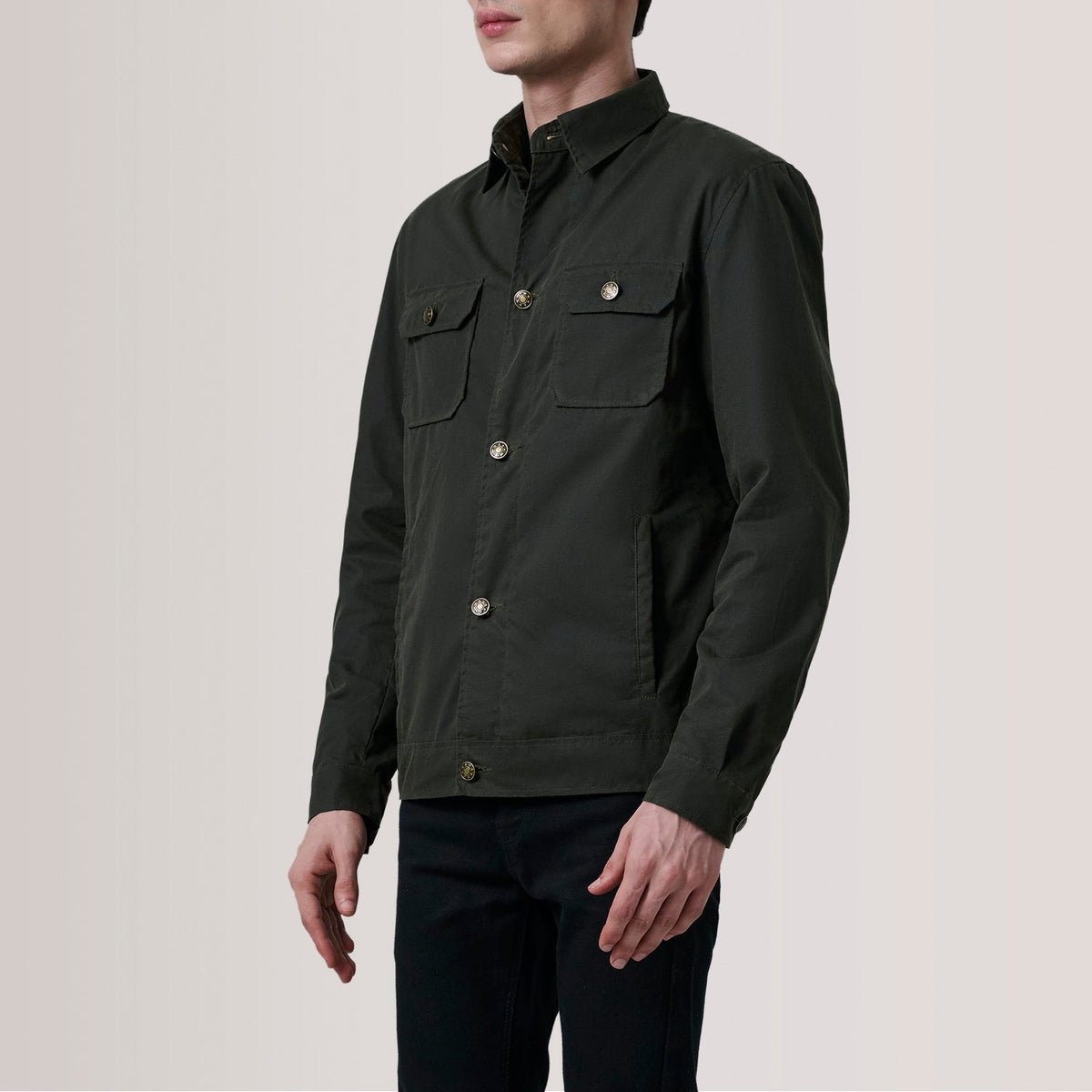 Irwin Olive Waxed Canvas Field Giacca in Pelle da Uomo For Men - Lateral Side Profile View Showing Sleeve Cut &amp; Athletic Taper Fit