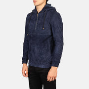 
Prospettiva indossata di Kenton Hooded Blue Suede Pullover Jacket su modello - Drappeggio naturale alla luce del giorno