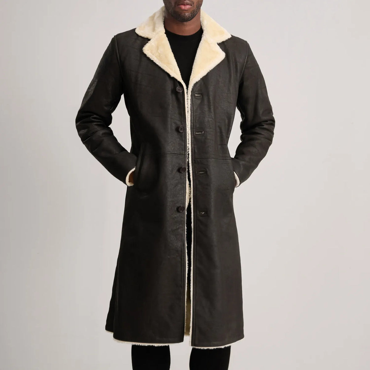 Dettaglio ravvicinato of Notch &amp; Button Hardware on Kolby Tumbled Brown Shearling Long Coat