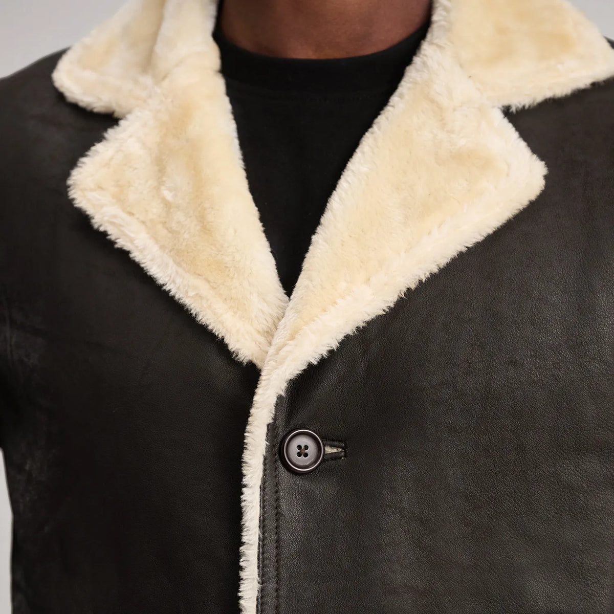 Vista interna Showing Fully faux fur lined &amp; Dual Inside Utility Storage Pockets