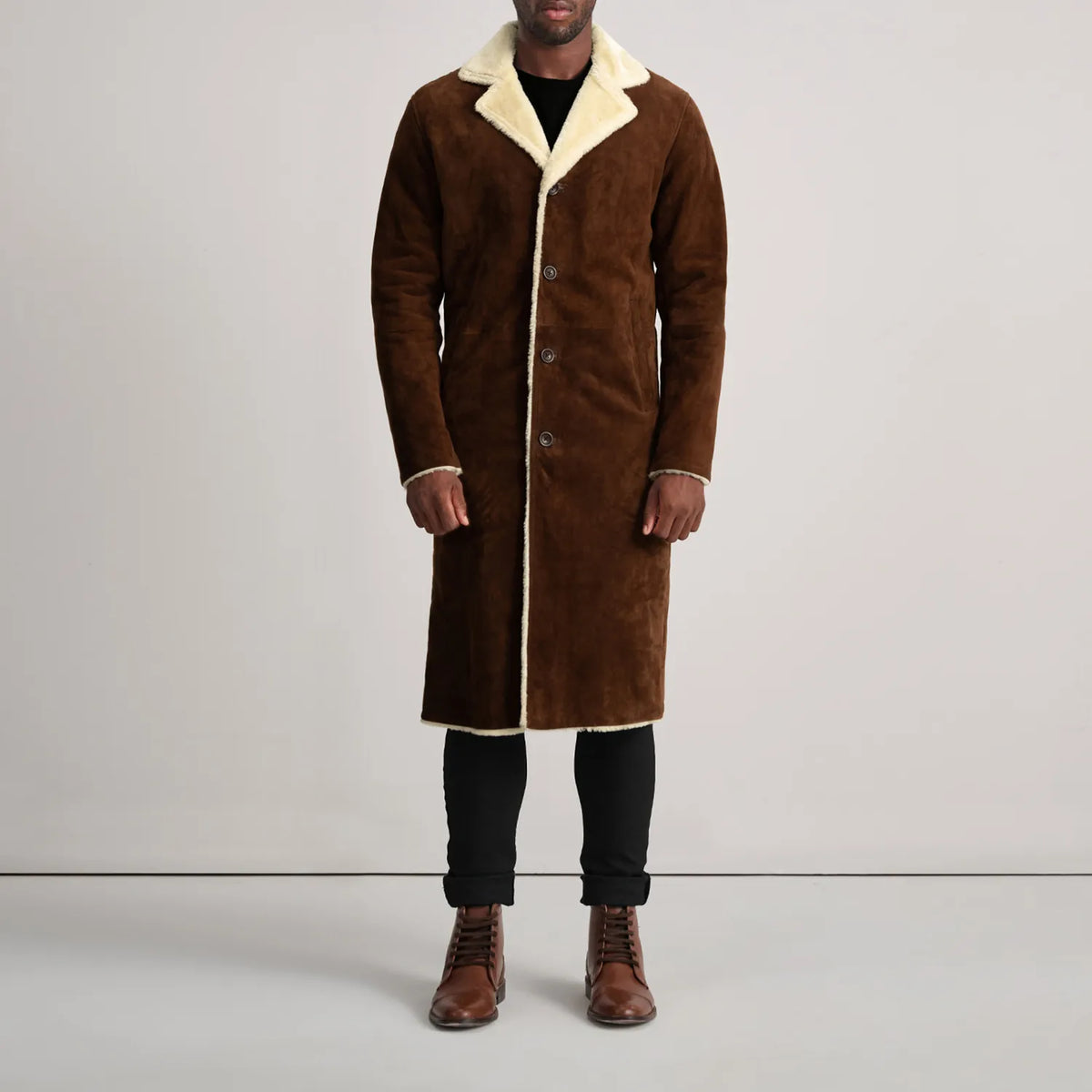 
Kolby Brown Suede Shearling Long Coat - Vista laterale che mostra il taglio ergonomico delle maniche