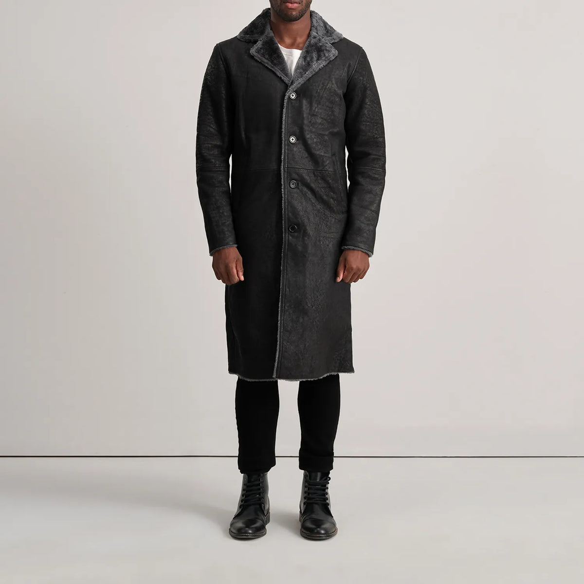
Kolby Distressed Black Shearling Long Coat - Vista laterale che mostra il taglio ergonomico delle maniche