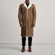 
Kolby Distressed Brown Shearling Long Coat - Vista laterale che mostra il taglio ergonomico delle maniche