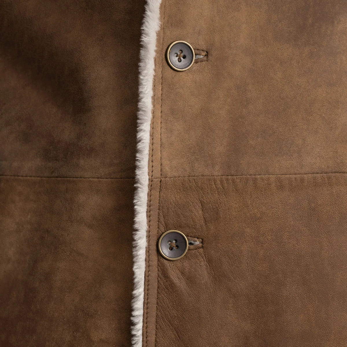 
Dettaglio ravvicinato of Notch & Button Hardware on Kolby Distressed Brown Shearling Long Coat