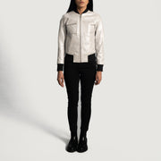 Dettaglio ravvicinato of Varsity &amp; Zipper Hardware on Women's Lana Silver Bomber in Pelle da Donna