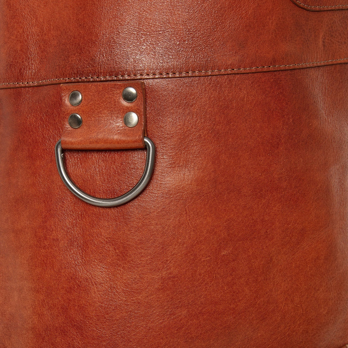 Dettaglio ravvicinato of Classic Collar &amp; Heavy-Duty Zipper Hardware on Leather Apron Churrasco da Donna