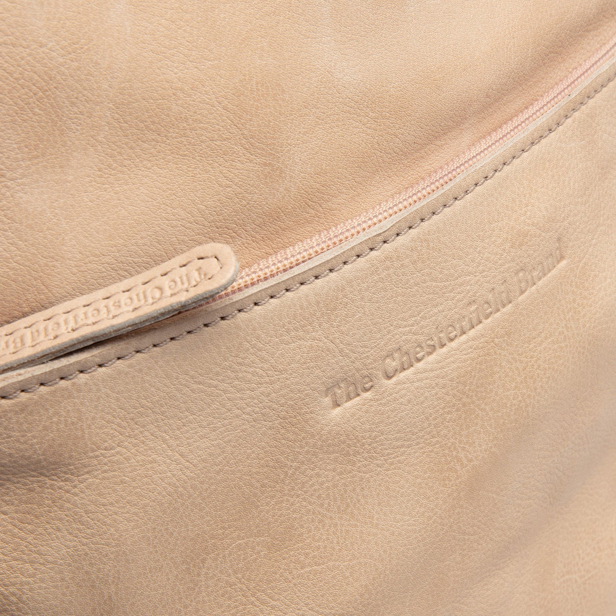 
Classic 100% Full-Grain leather Backpack - Prospettiva posteriore con spallacci in pelle rinforzati