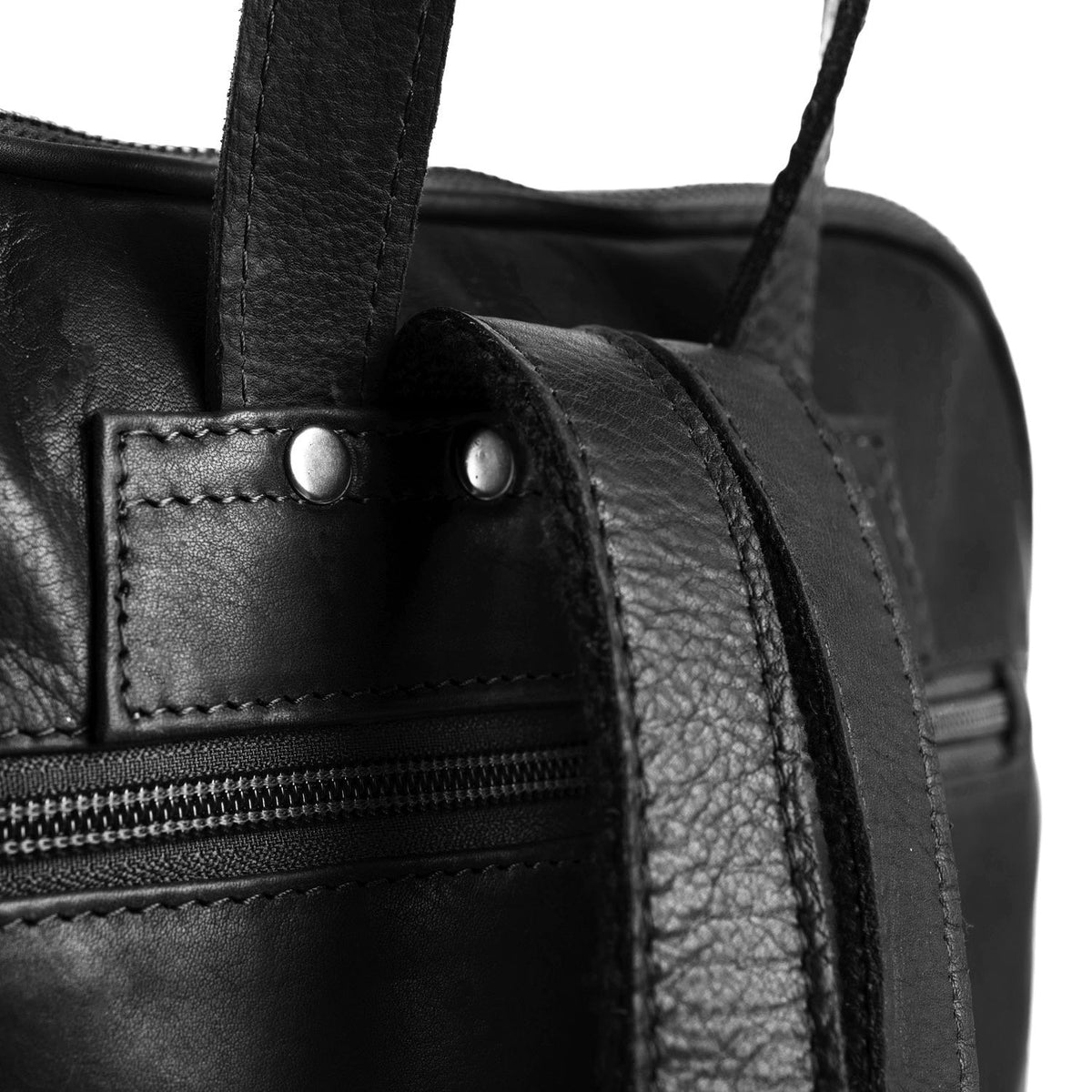 
Solid Antique Brass Hardware & Heavy-Duty Dual Zipper Detail on Naomi Pelle Pieno Fiore Backpack