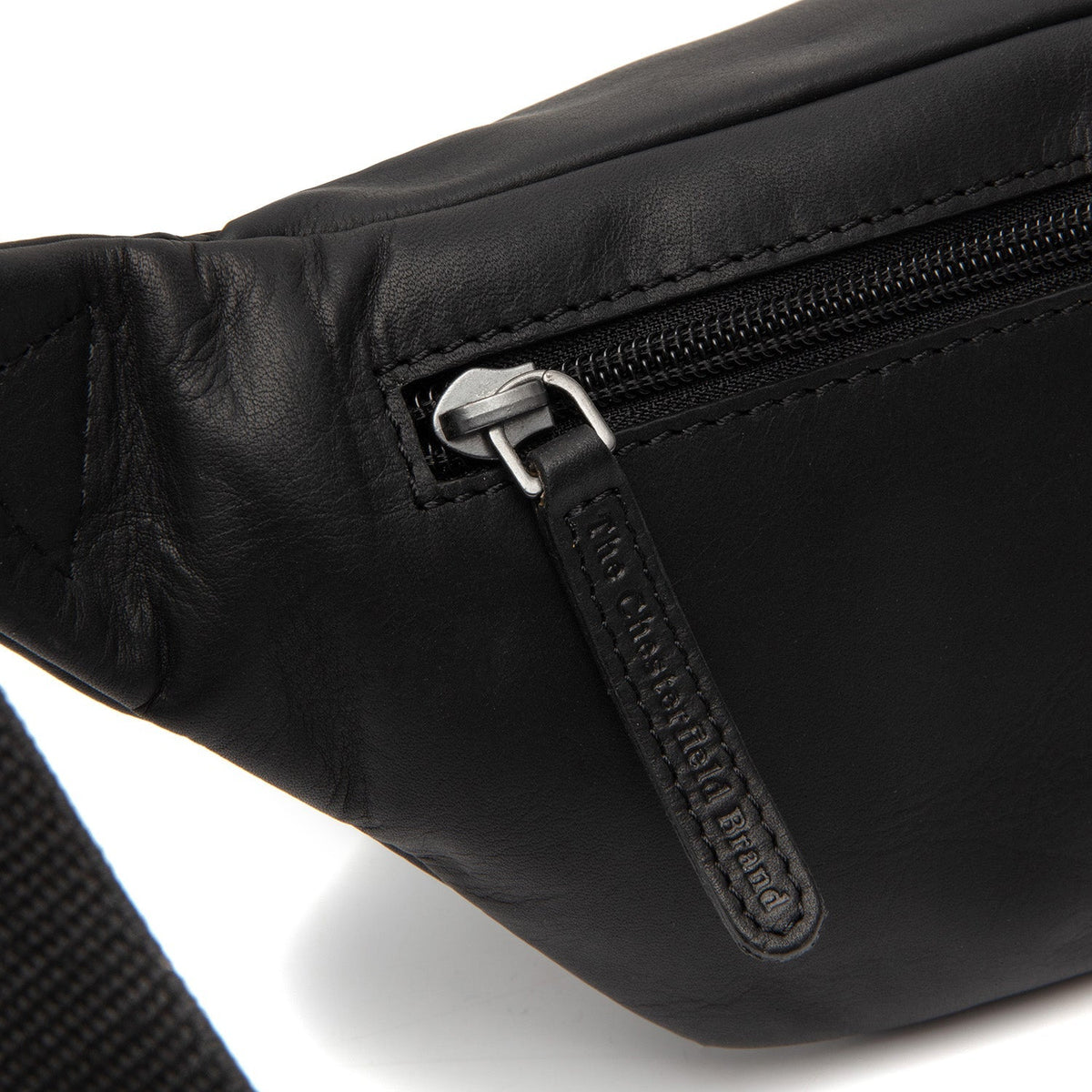 
Solid Antique Brass Hardware & Heavy-Duty Dual Zipper Detail on Brana Marsupio in pelle pieno fiore