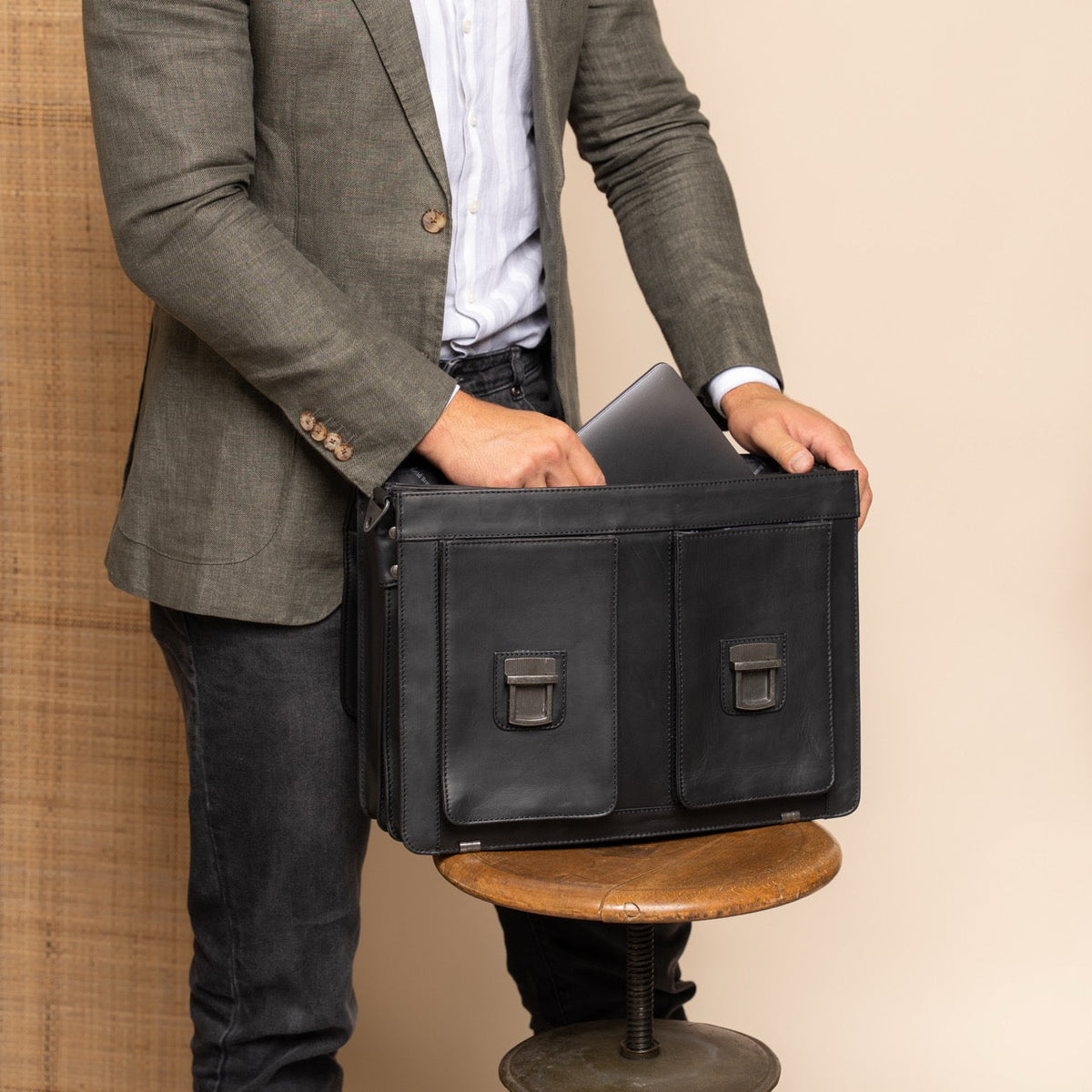Springfield Full-Grain Leather Briefcase da Donna - Structured Side Profile Showing Gusset Depth &amp; Expansion Capacity