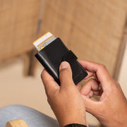 
Classic 100% Full-Grain Leather Card Holder - Prospettiva posteriore con spallacci in pelle rinforzati