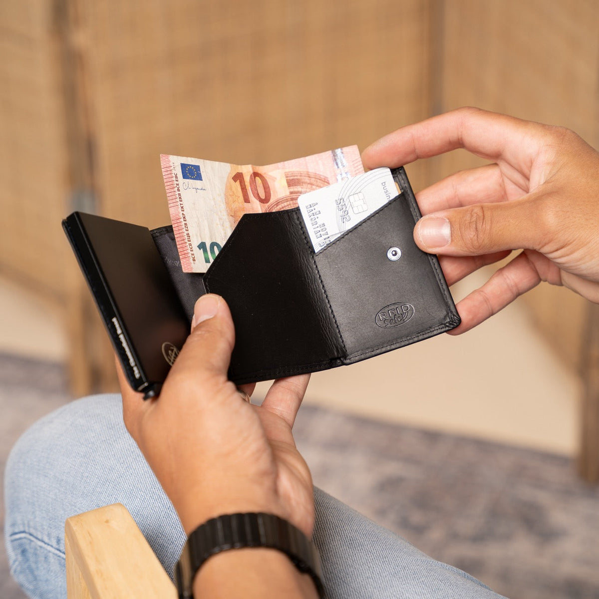 Palma Full-Grain Leather Card Holder da Donna - Structured Side Profile Showing Gusset Depth &amp; Expansion Capacity