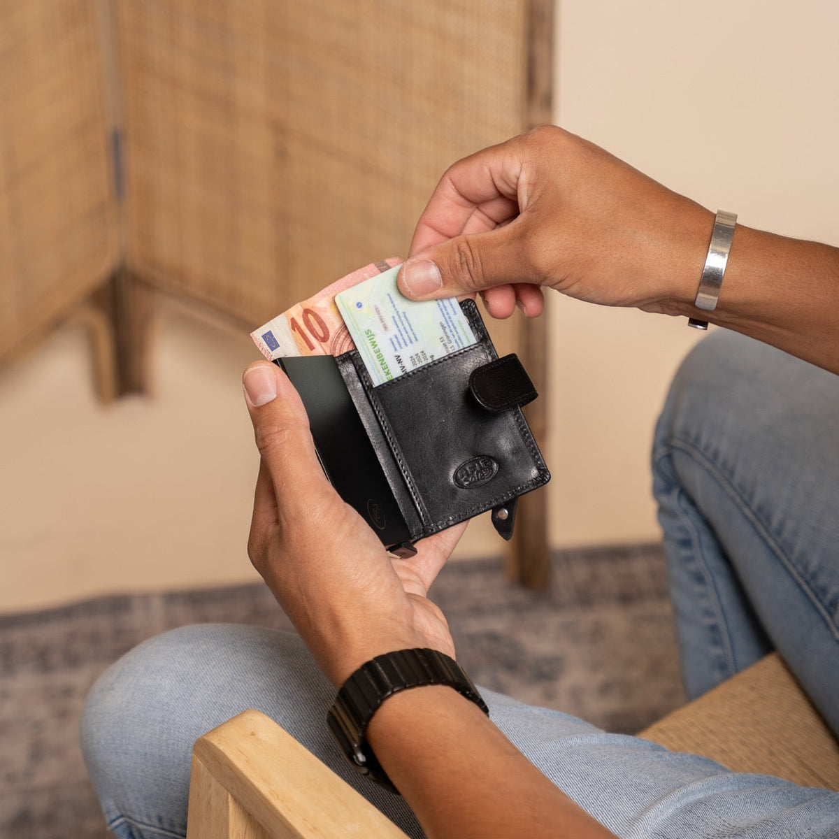 Prague Full-Grain Leather Card Holder da Donna - Structured Side Profile Showing Gusset Depth &amp; Expansion Capacity