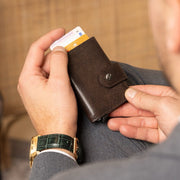 
Classic 100% Full-Grain Leather Card Holder - Prospettiva posteriore con spallacci in pelle rinforzati