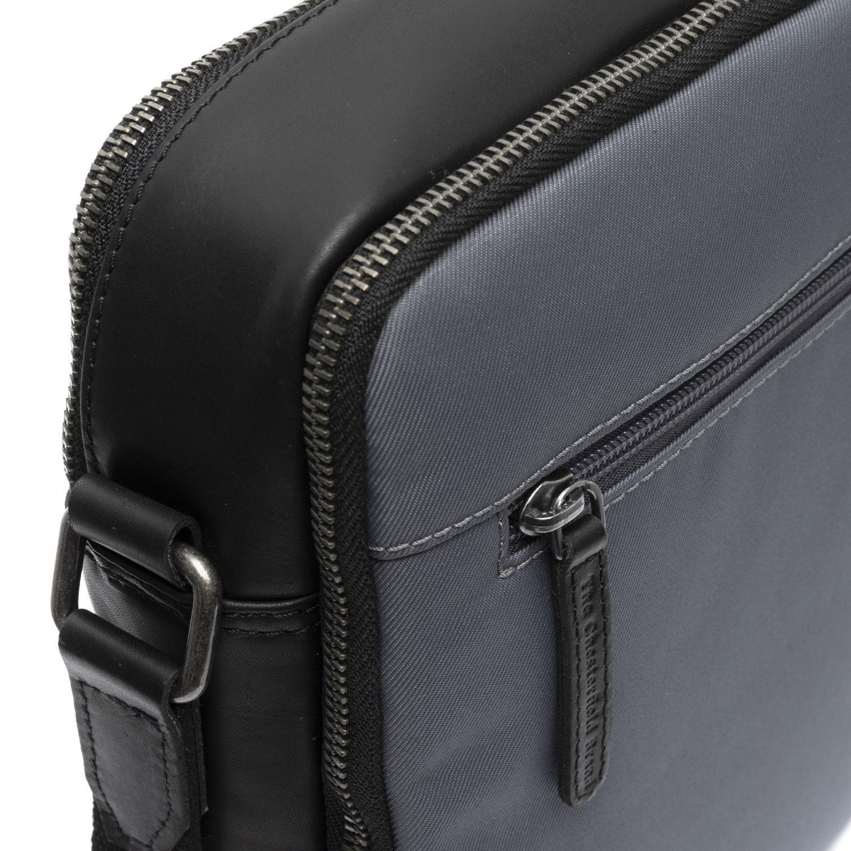 Vista interna Showing Dedicated Padded Laptop Sleeve & Multi-Compartment Organization