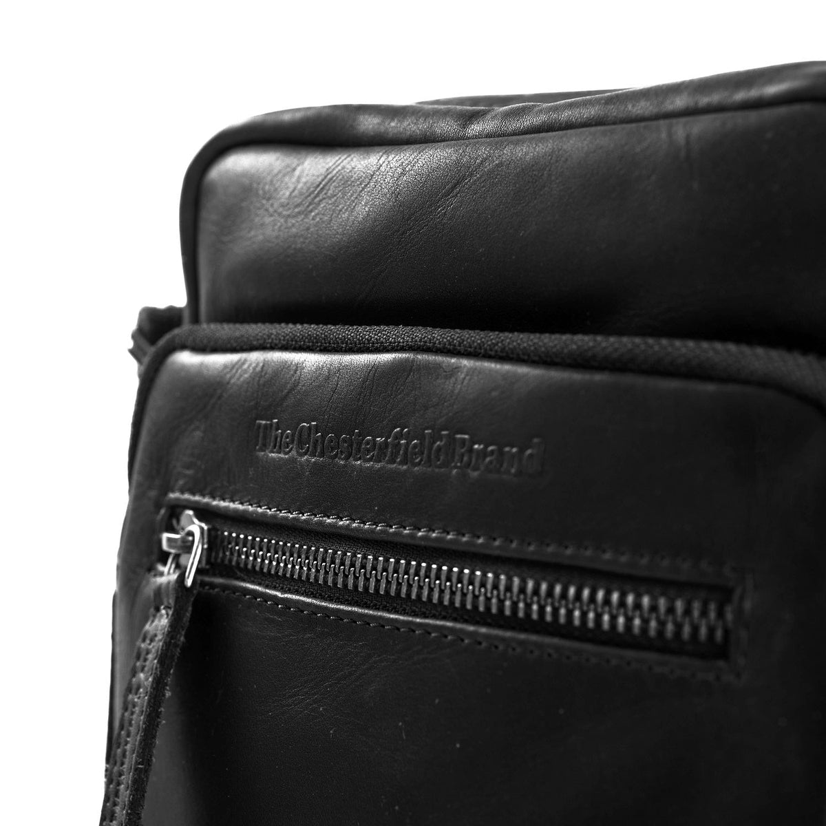 Solid Antique Brass Hardware &amp; Heavy-Duty Dual Zipper Detail on Birmingham Full-Grain Leather Crossbody Bag da Uomo