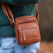Bremen Full-Grain Leather Crossbody Bag da Uomo – Vista prodotto alternativa 2