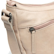 
Solid Antique Brass Hardware & Heavy-Duty Dual Zipper Detail on Clarita Borsa a tracolla in pelle pieno fiore