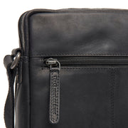 
Solid Antique Brass Hardware & Heavy-Duty Dual Zipper Detail on Montira Borsa a tracolla in pelle pieno fiore