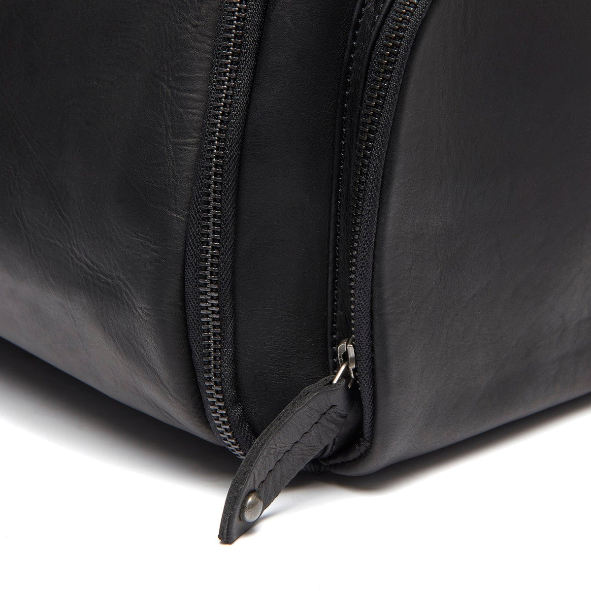 Leather Garment Bag Finlay da Donna - Lateral Side Profile View Showing Sleeve Cut &amp; Athletic Taper Fit