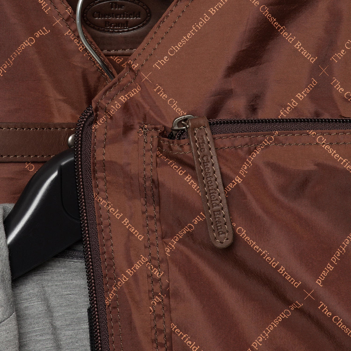 Vista interna Showing Quilted Viscose Lining &amp; Dual Inside Utility Storage Pockets