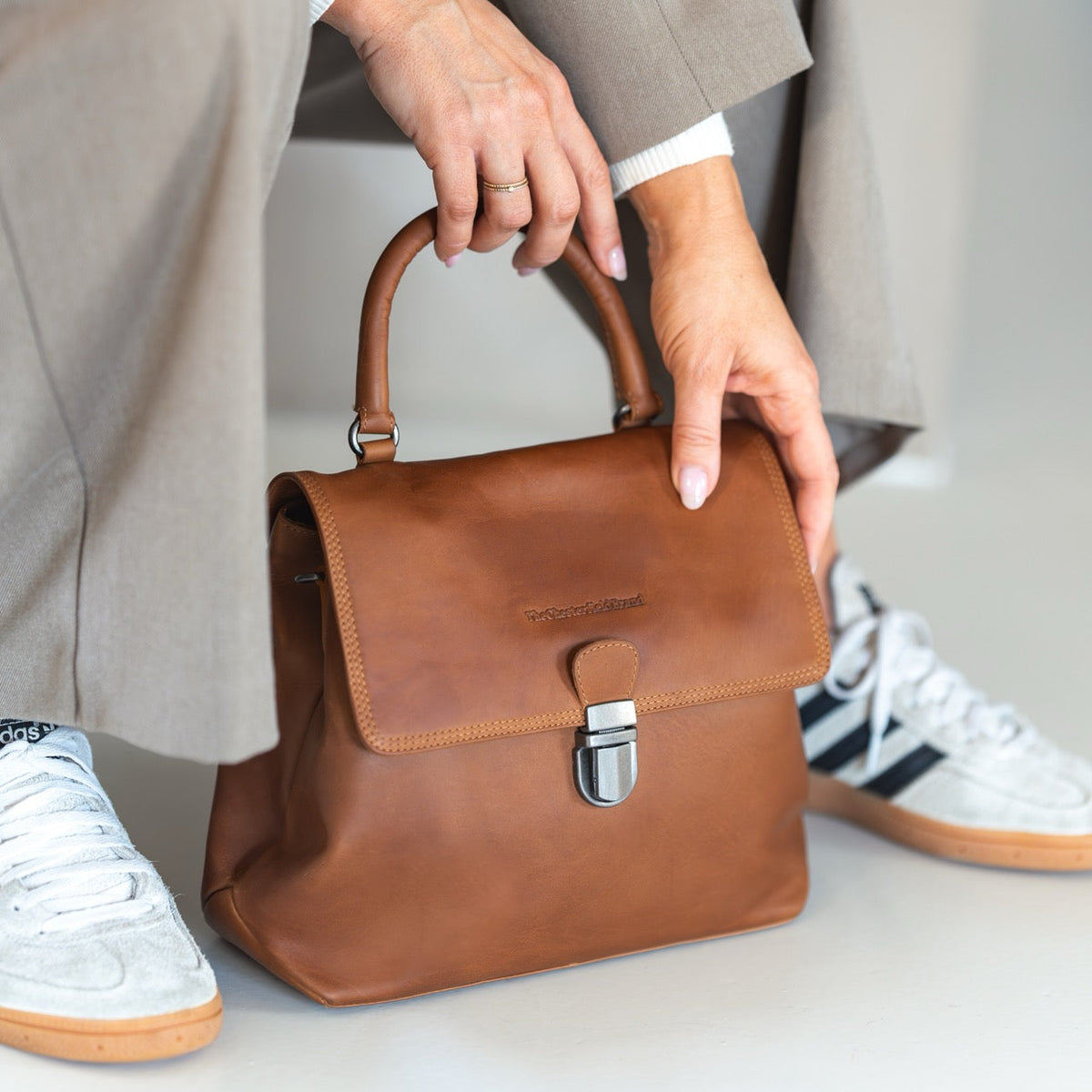 Styled Fit Perspective of Angera Full-Grain Leather Handbag da Donna on Model - Natural Daylight Drape